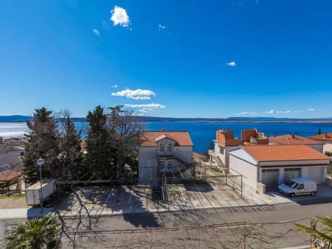 Appartement in Dramalj mit Grill und Terrasse