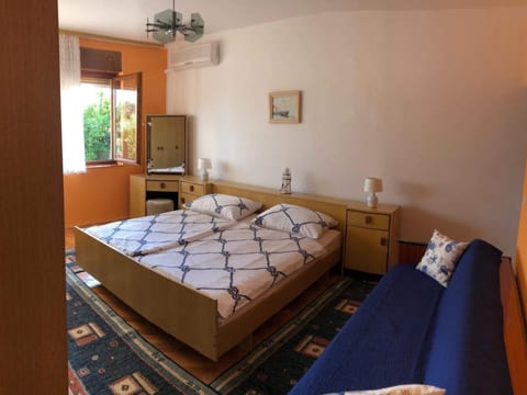 Gemütliches Appartement in Dramalj mit Schöner Terrasse und Meerblick