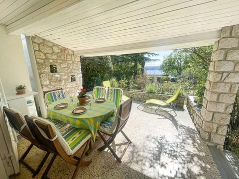 in Jadranovo mit Terrasse und Grill