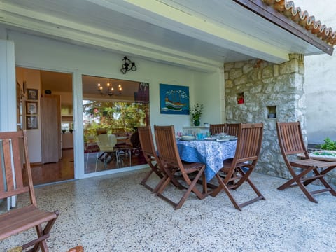 in Jadranovo mit Terrasse und Grill