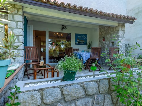 in Jadranovo mit Terrasse und Grill