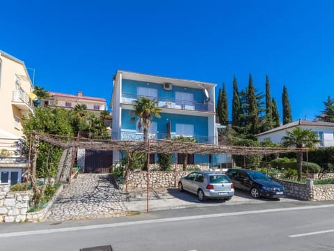 Wohnung in Dramalj mit Garten, Terrasse und Grill