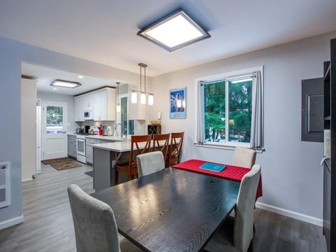Hütte im Landhausstil mit Whirlpool und Haustier