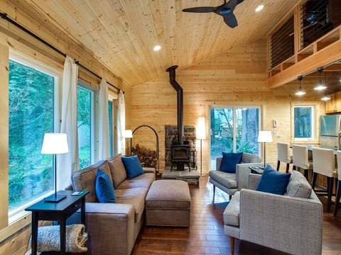 Brandneue Hütte mit Holzofen und Wi-Fi