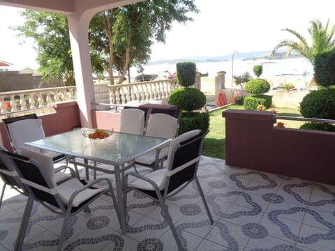in Turanj mit Grill und Terrasse
