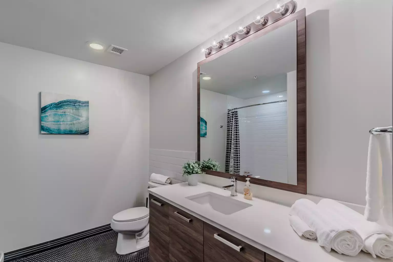 2br-or-spacious-apartment-or-downtown-or/