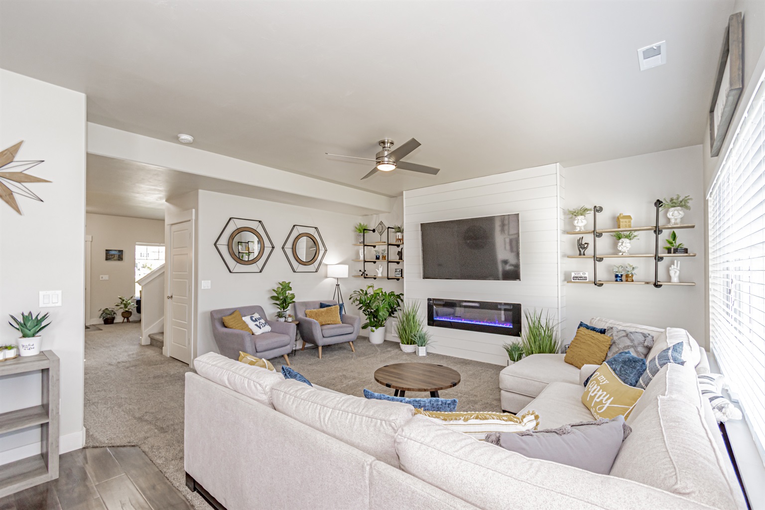 private-rexburg-5bd-home-bonus-loft-theater-hottub/