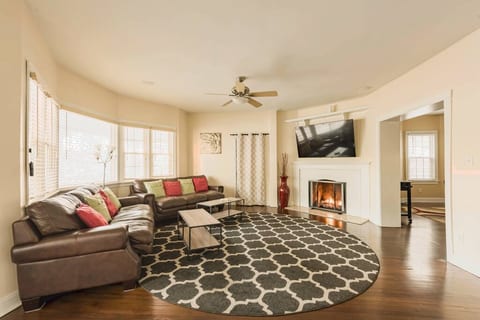 8BR/4BA Luxury Ocean-Block, Jacuzzi Hot Tub for 6!