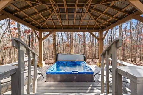 Come soak in the hot tub surrounded by woods!