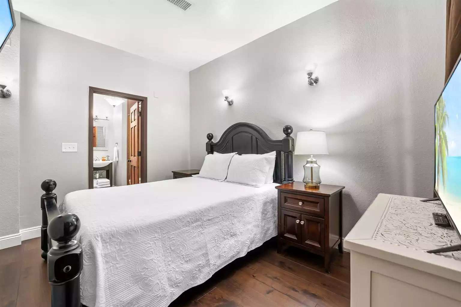 Large guest room with 2 TVs