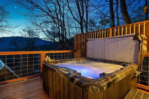 SPRING BREAK SPECIALS! King Beds! 1 mile to GSMNP!