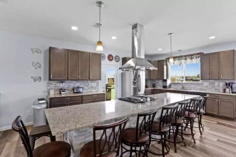 Cooking has never been so entertaining! Island sit up to 10 guests