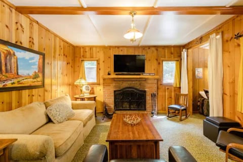 IdyllAway Vintage Cabin | Kid Friendly Cul-de-sac!