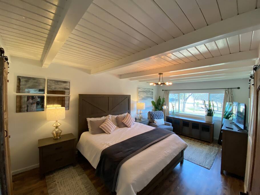 Master bedroom with brand new nova foam King bed and sitting area with recliner and gorgeous nightstand lamps.
Nightstand tables have usb plugs for confidence and also under table lighting. - Magnolia Lakehouse - Clifton