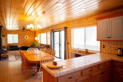 Sanctuary in the sky! Hot tub, Game room, Sleeps 8
