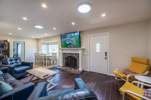 Spacious house has two master bedrooms & king beds
