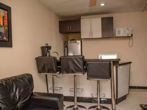 4 Bedroom Combo of two apartments 2 hot tubs AC