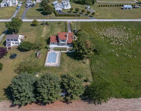 Pool is open! Cozy countryside getaway