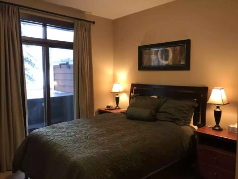 Mater bedroom with access to your private hot tub and beautiful views