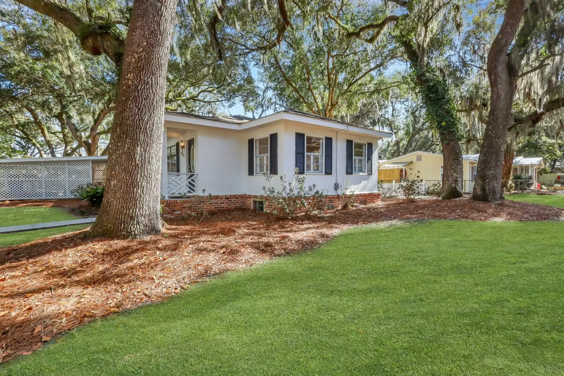 Side yard  - The Cozy Cottage on St. Simons Island - St Simons Island