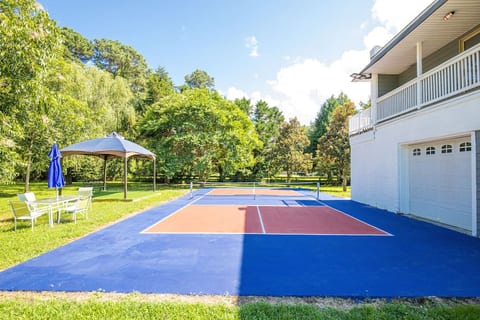 Waterfront Oasis W/ Pickleball Court & Hot tub
