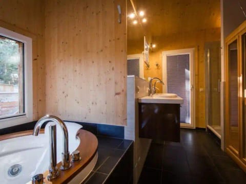 #24 mit IR-Sauna & Sprudelwanne Innen