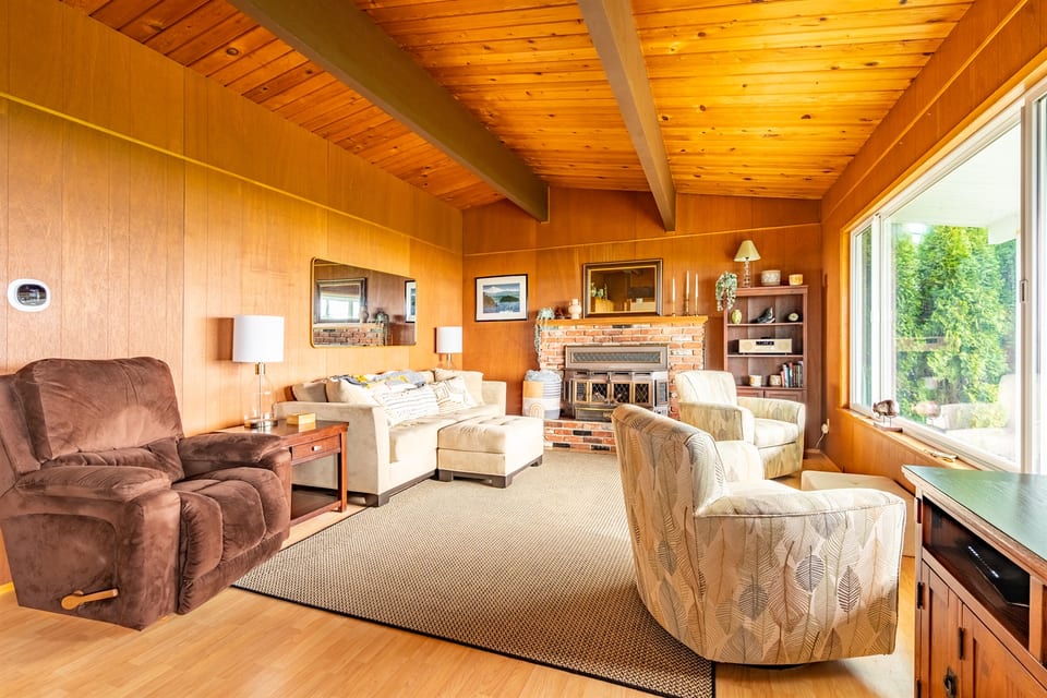Spacious living space with plenty of seating