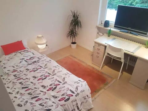 Zimmer mit TV und Schreibtisch