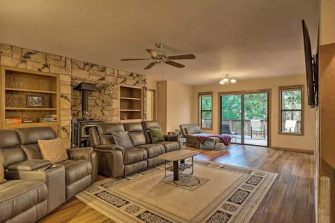 Spacious Cabin, pvt lake access, movie rm, hot tub