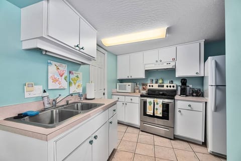 Crane Creek Inn Dolphin Suite: Waterfront Pool!