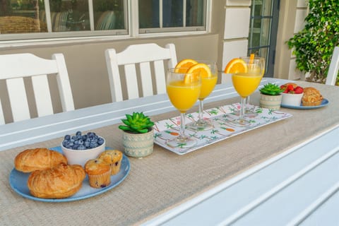 Delight in an outdoor bite, before heading out to get your vitamin SEA🌊