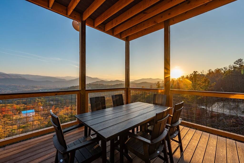 Alfresco Dining for 6 with Sunset Views