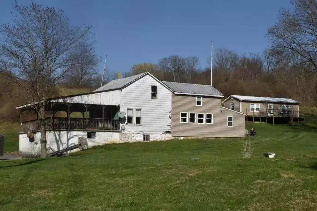 farmhouse, bunkhouse in back is a separate rental farmhouse, bunkhouse in back is a separate rental - Raystown Farmhouse, <1mile to boat access. AC/wifi - James Creek