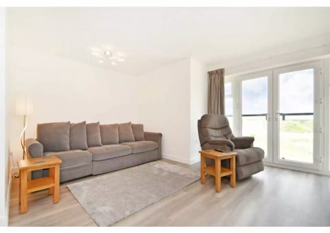 Ebbsfleet Int Apt - Closest Apt to Station