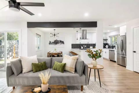 Cozy & Modern | King Beds~Fenced Yard~Fast Wi-Fi
