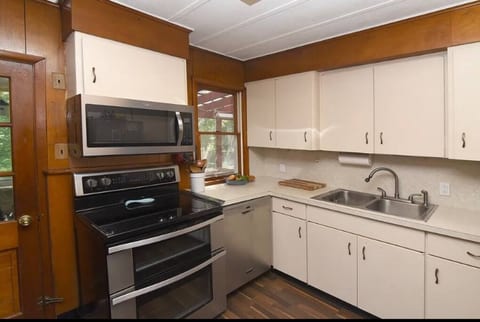 Exclusive 2 Bedroom House, Large Discreet Backyard