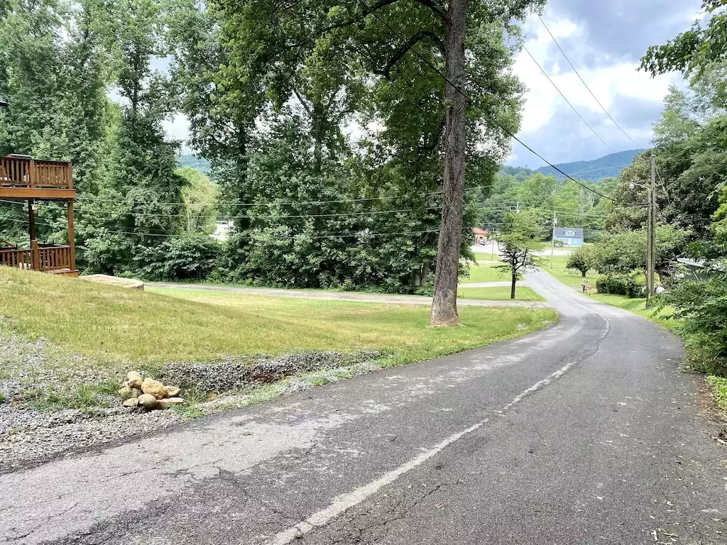 Road leading up to the cabin right off main highway - Black Bear Retreat - Townsend