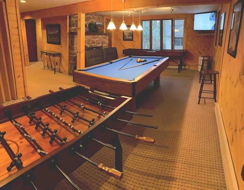 Fun Game Room!
•Smart TV - WiFi
•Shuffleboard
•Foosball
•Pool table
•Convertible Sleeper - Full Size
•AC / Dehumidifier
You’ll love your stay in Bear Hugs Chalet at
Lake Harmony Vacation Rentals!