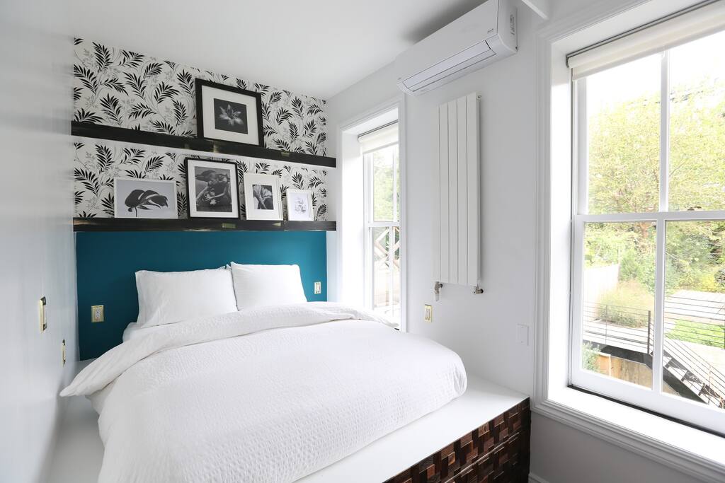 The bond Townhouse, a landmark, luxury boutique Suites, on a private landscaped garden in Boerum Hill, Brooklyn. - Stunning Townhouse on a beautiful garden. - Brooklyn