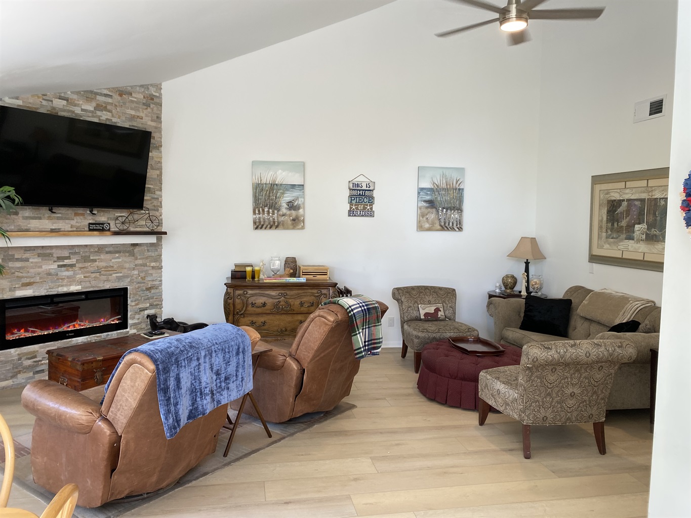 Open floor plan: Family room / Living room