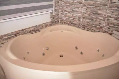 Hot tub 1 bedroom ac by park lleras security WiFi 