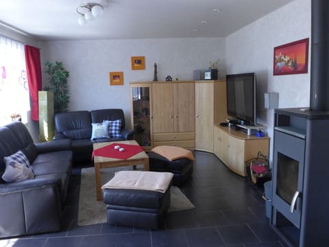 Gemütliches Ferienhaus am Deich mit Gartenzimmer