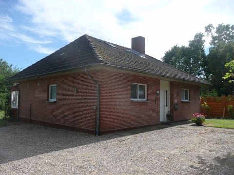 Gemütliches Ferienhaus am Deich mit Gartenzimmer