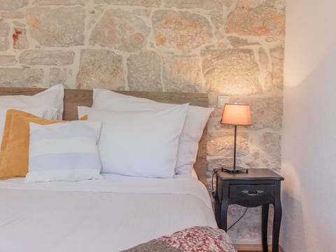 Traditionelles Steinhaus am Meer in Preko
