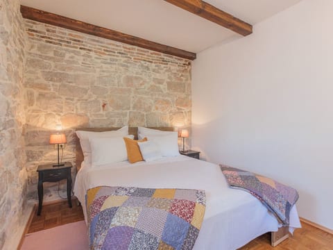 Traditionelles Steinhaus am Meer in Preko