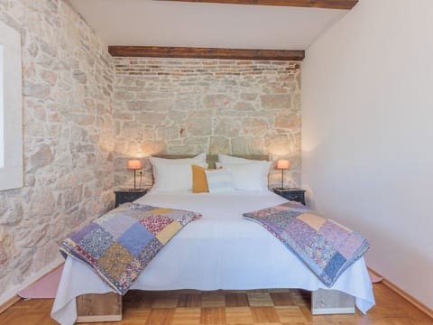 Traditionelles Steinhaus am Meer in Preko
