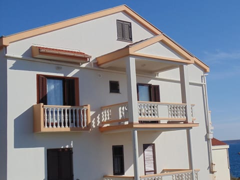 Komfortable Wohnung mit Balkon und Meerblick