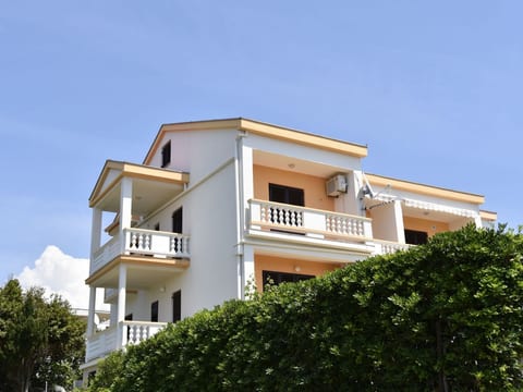 Komfortable Wohnung mit Balkon und Meerblick