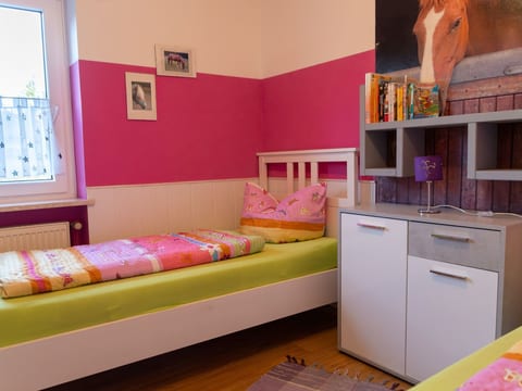mit Balkon und zwei Schlafzimmern