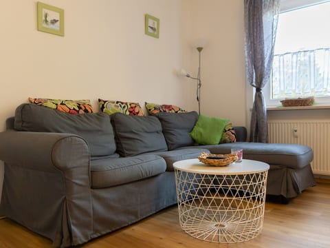 mit Balkon und zwei Schlafzimmern
